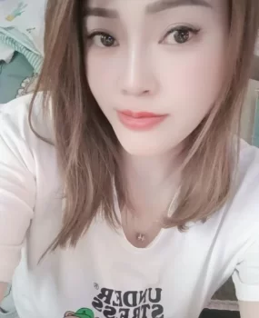 可盐可甜大胸妹