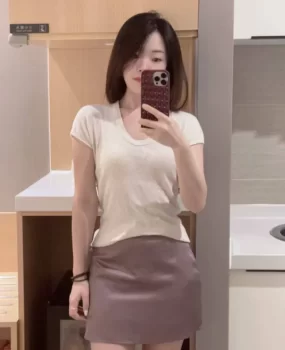 渝中区的黑丝翘臀小姐姐