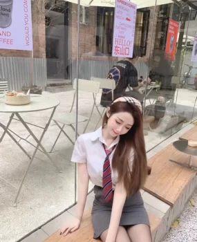 长腿性感丝袜摄影师小姐姐下班才兼职