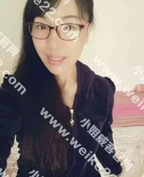 成熟风骚的眼镜美脚熟女
