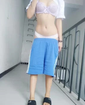 青涩的小姑娘，把她草上天