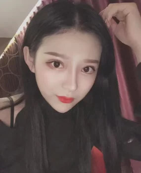 一个开放的小美女